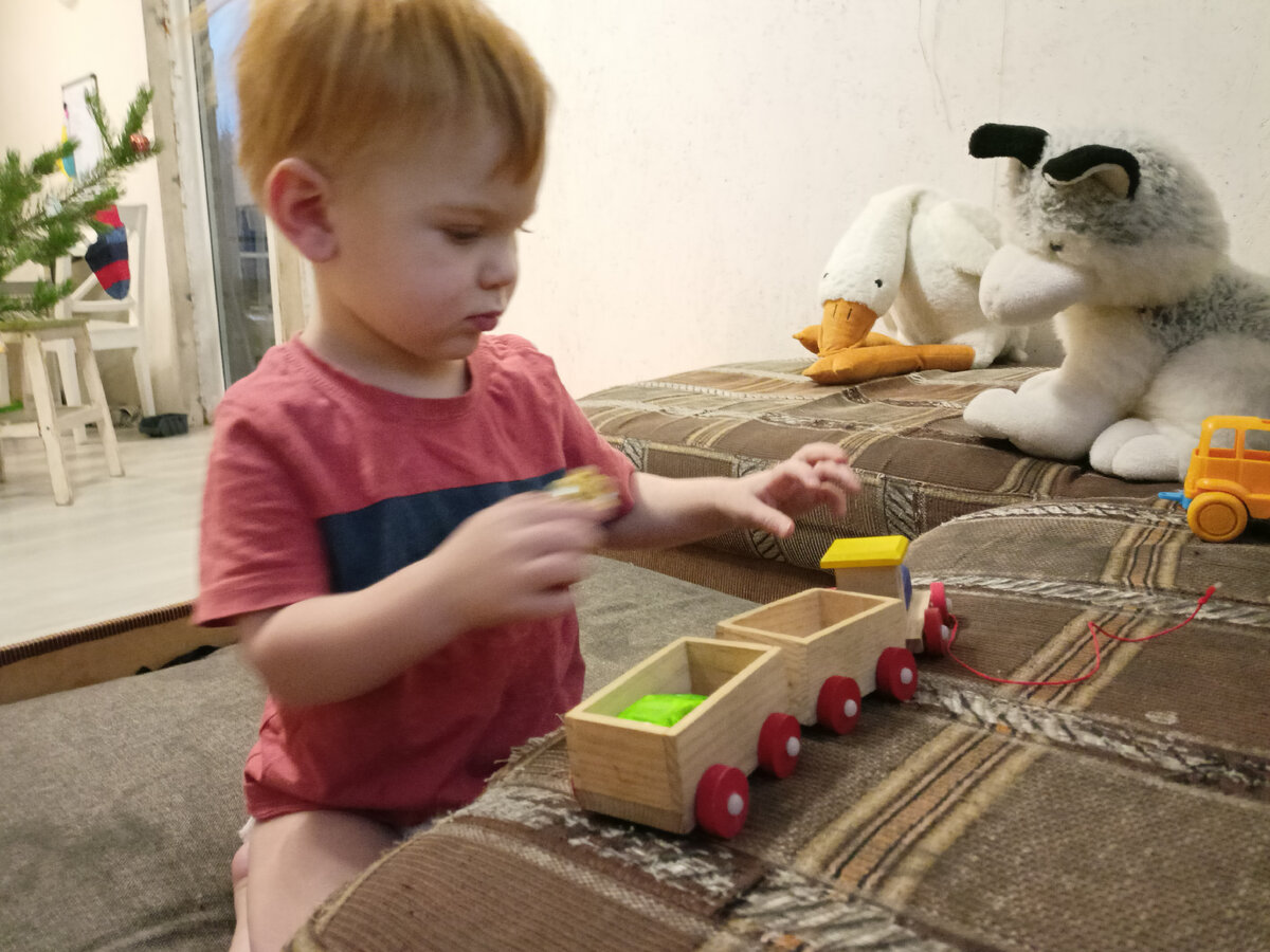 Лёня последнее время днями в них играет