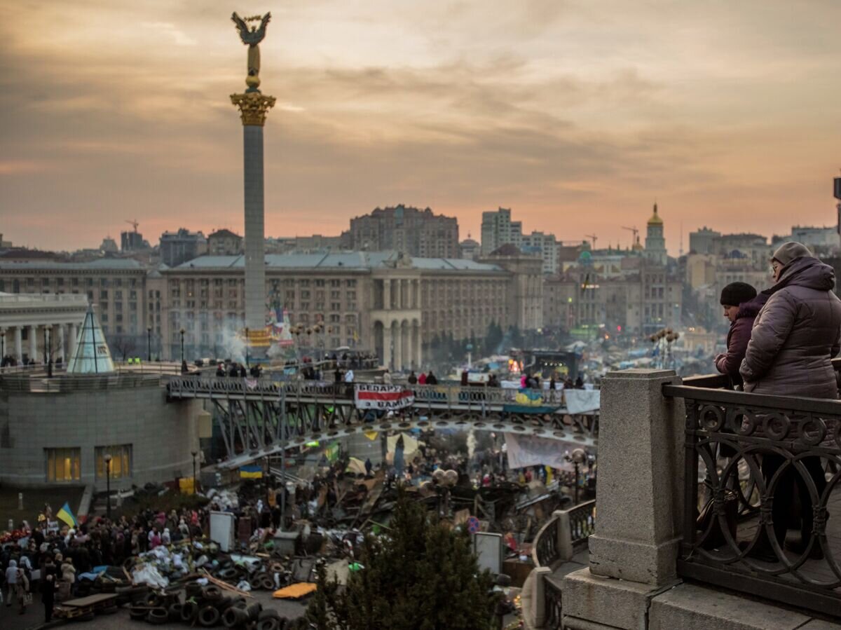    Киевляне на площади Независимости в Киеве© РИА Новости / Андрей Стенин