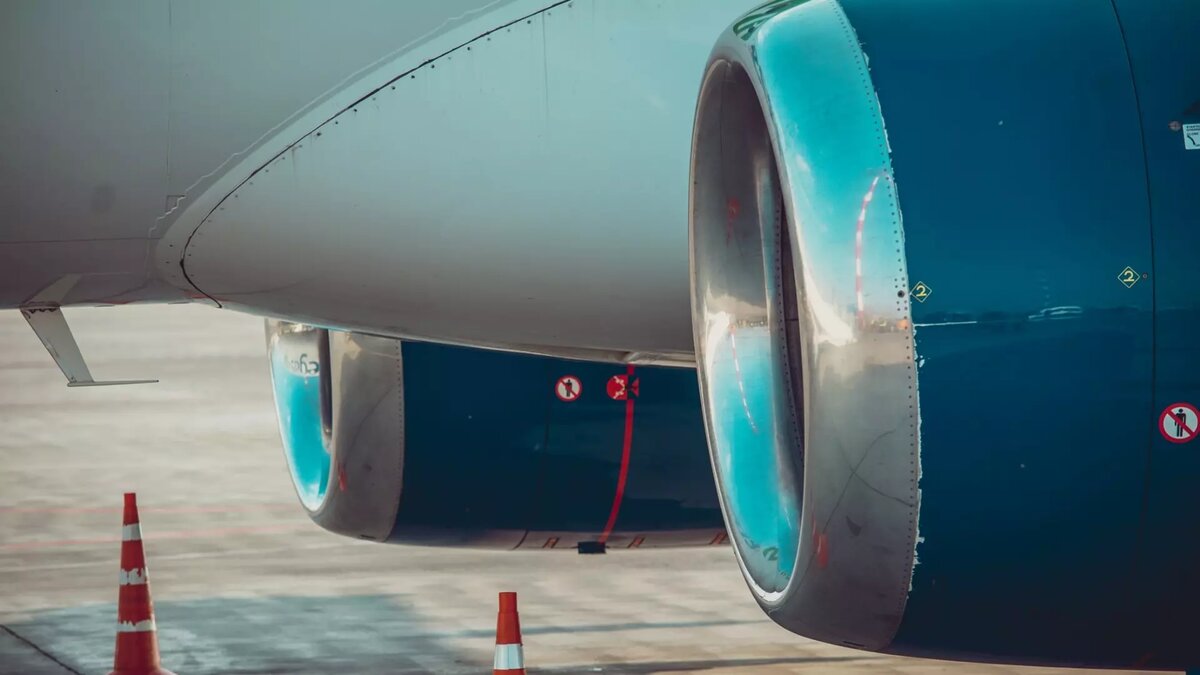     Самолёт Sukhoi Superjet 100 авиакомпании «Азимут» прибыл 30 декабря в Пермь рейсом А4-4027 из Махачкалы.