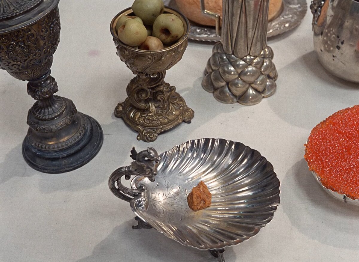 Советский Союз был страной, где ничего нельзя было купить и у всех все было одинаковое. Это не я так думаю - это так представляют дело авторы советских фильмов.-3