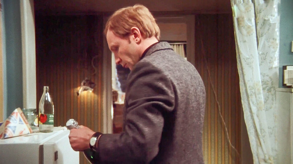 Советский Союз был страной, где ничего нельзя было купить и у всех все было одинаковое. Это не я так думаю - это так представляют дело авторы советских фильмов.-6