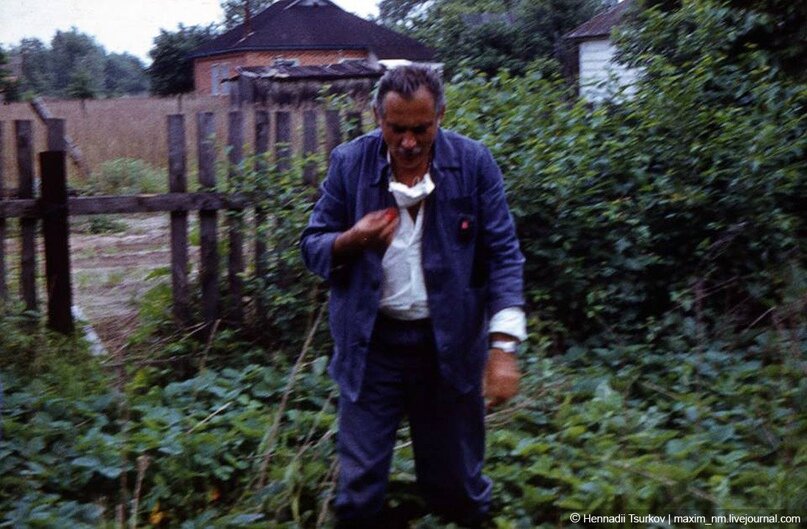 А это Копачи. Фото 88-89 годов, так что деревня была захоронена всё же не целиком. Ликвидатор будто бы ест клубнику с огорода.