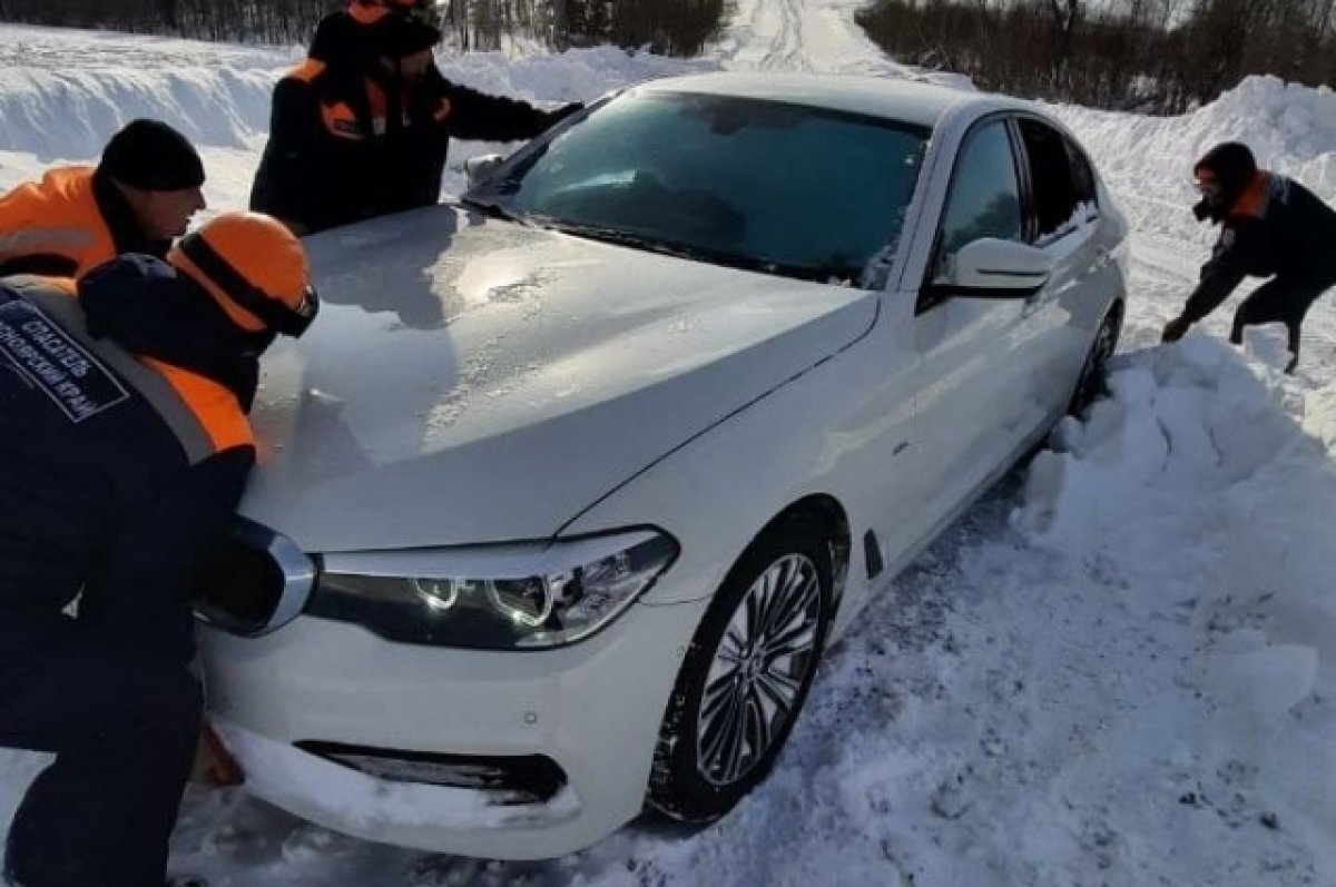    Застрявший в сугробах автомобиль.