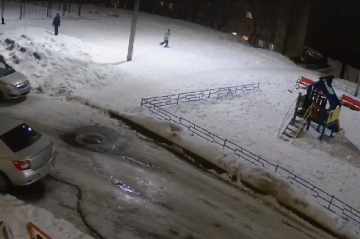    «Текла кровь и был след от пули».