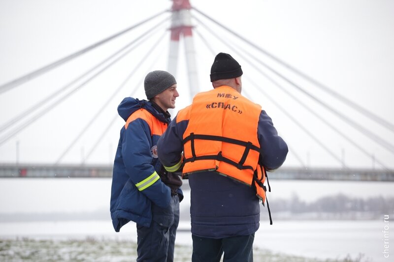    Одновременно дежурят шесть человек: сотрудники водно-спасательного и поисково-спасательного отрядов. В каждой смене обязательно два водолаза.