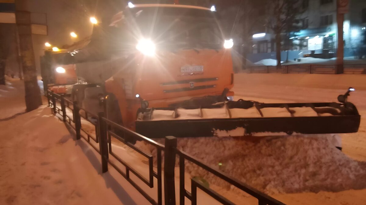     Накануне в Ижевске был сильный снегопад. Снег продолжает идти. Дорожные службы несут свою вахту круглосуточно, — сообщает пресс-служба муниципалитета.