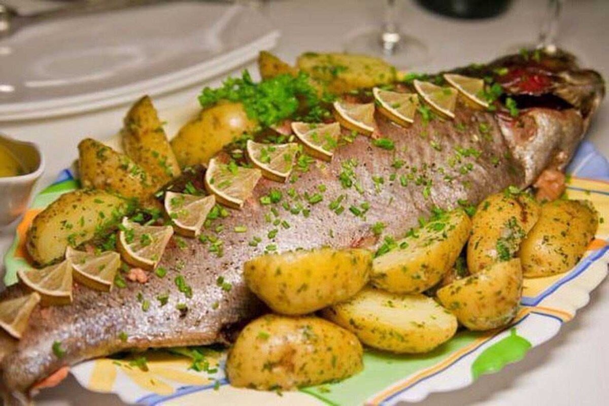 Рецепты запеченной рыбы целиком. Рыба фаршированная (Судак, щука). Рыба фаршированная Судак. Форель фаршированная картошкой. Рыба форель запеченная.