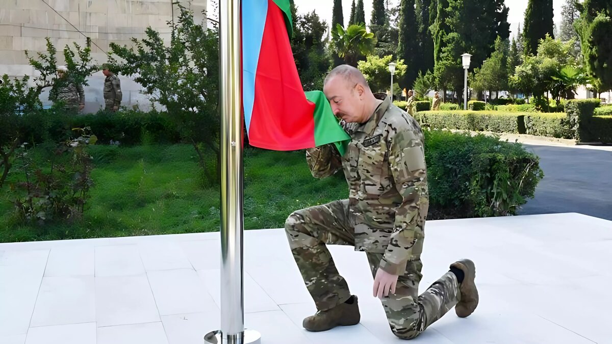     С сегодняшнего дня де-юре прекратила свое существование непризнанная Нагорно-Карабахская республика. После поигранной Азербайджану 9-дневной войны в сентябре 2023 года последний глава Нагорного Карабаха подписал указ о ее самороспуске. Азербайджан водрузил здесь свой флаг еще 4 месяца назад.