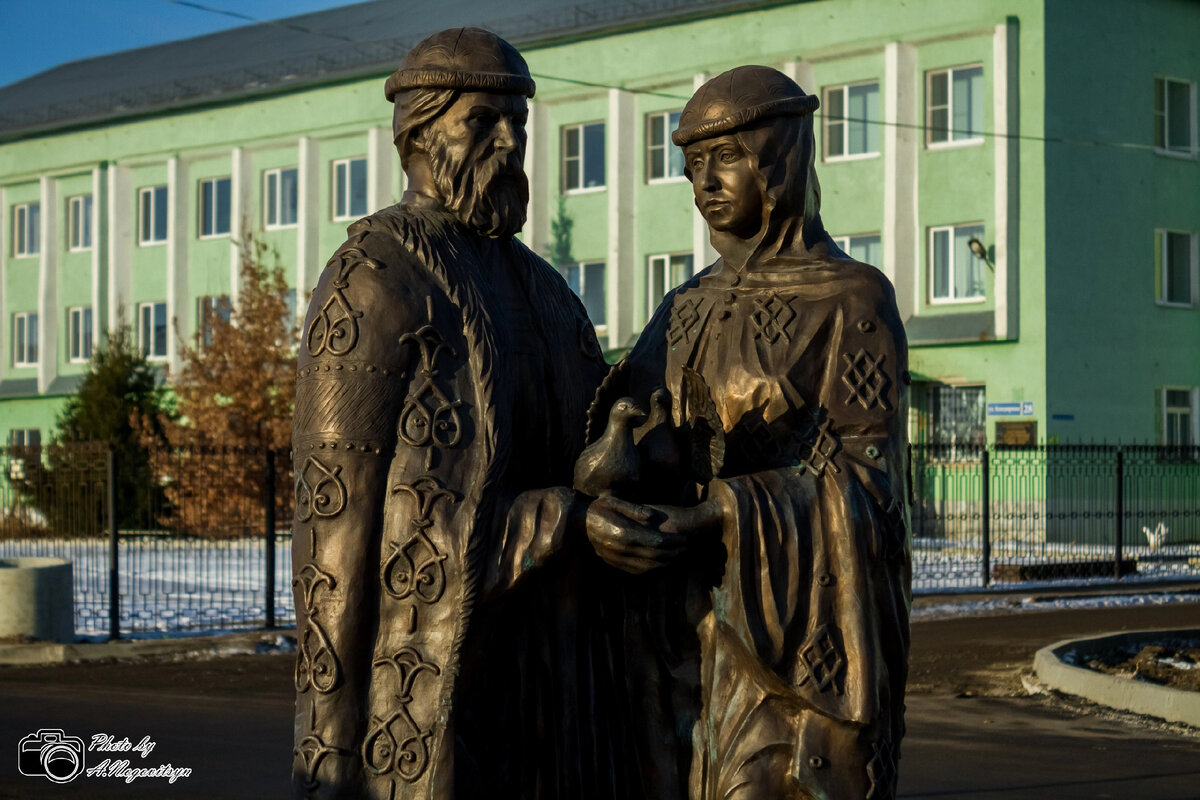 Памятники любви верности в омске. Памятник Петру и Февронии в Шадринске. Памятник Петру и Февронии город Шадринск. Шадринск скульптура Петра и Февронии. Памятник Петру и Февронии в Тамбове на набережной.