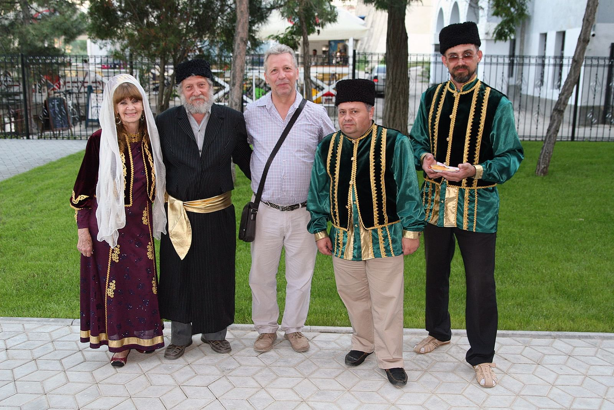 Караимы - таинственные крымские тюрки, что почему-то придерживаются иудаизма (в собственной версии)