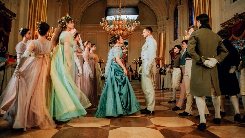     Поклонники «Холопа» смогут посмотреть вторую часть уже 1 января. Теперь бывший мажор Гриша создаст собственный проект по перевоспитанию взбалмошной и своенравной девушки в исполнении Аглаи Тарасовой. К своим ролям вернутся Милош Бикович, Мария Миронова, Иван Охлобыстин и другие  Кадр из фильма «Холоп 2» (2023)