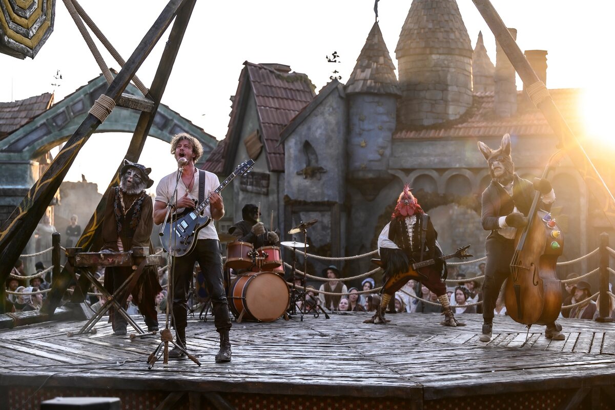    В ленте Алексея Нужного «Бременские музыканты» Трубадуру предстоит побороться за свою любовь, освободиться от старых обид и вновь научиться петь от чистого сердца. В этом герою с 1 января помогут его друзья — Осёл, Петух, Пёс и Кошка / РИА Новости / Кадр из фильма «Бременские музыканты» (2023)