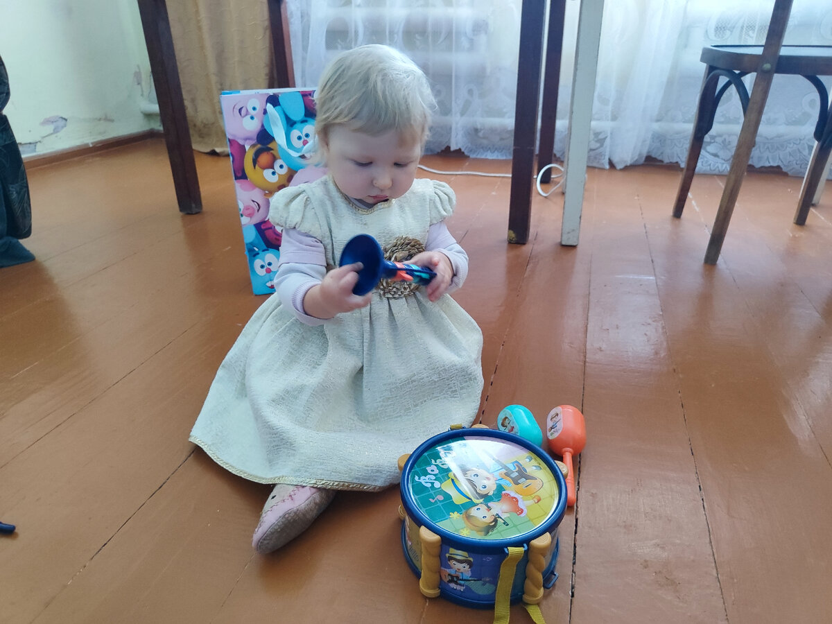 Мария распаковывает подарок на Новый Год