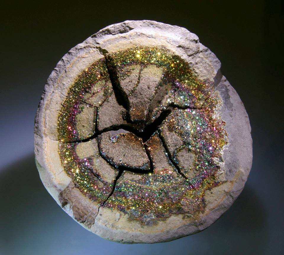 Минеральный агрегат - Септария с кристаллами кварца, тонированная висмутом. 