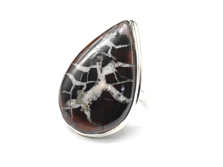Кольцо из серебра со вставкой из септарии, огранка - кабошон. Месторождения в Китае. 