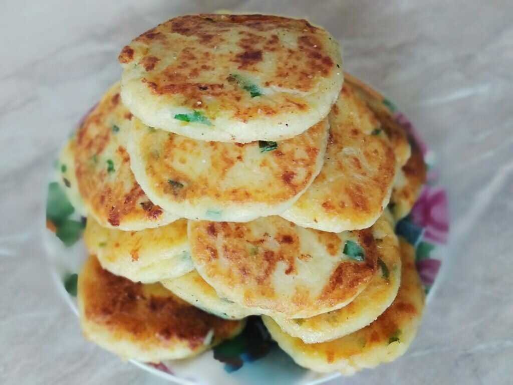 Тонкие картофельные блины. Оладьи из картофельного пюре с горбушей. Ирландские драники. Драники из пюре картофельного. Картофельные котлеты.