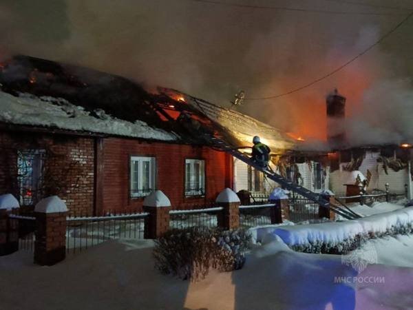    В новогоднюю ночь в Кинешме сгорел дом на две семьи