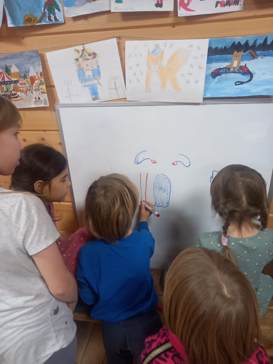 Тима рисует "лапы тигра", Мила помогает.