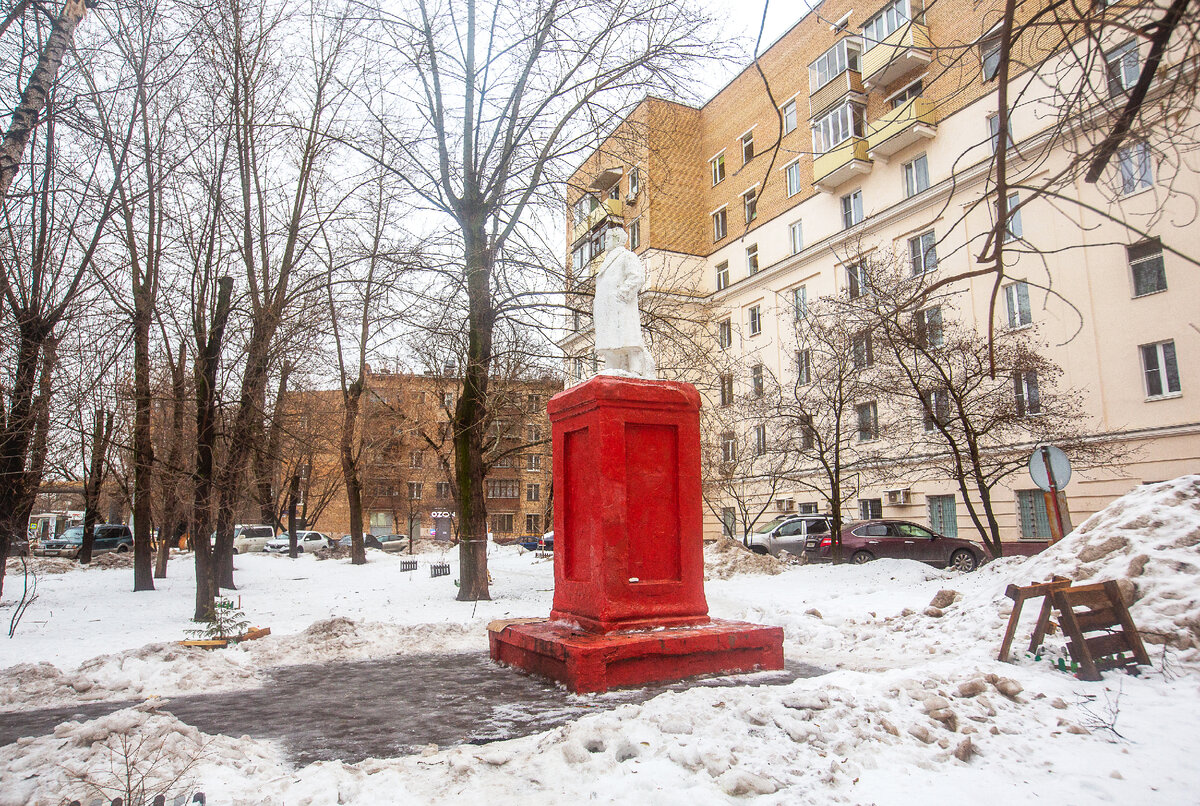 Редкий памятник Ленину, "Зимний Ильич" в шапке и ушанке. Москва. Фото автора статьи  