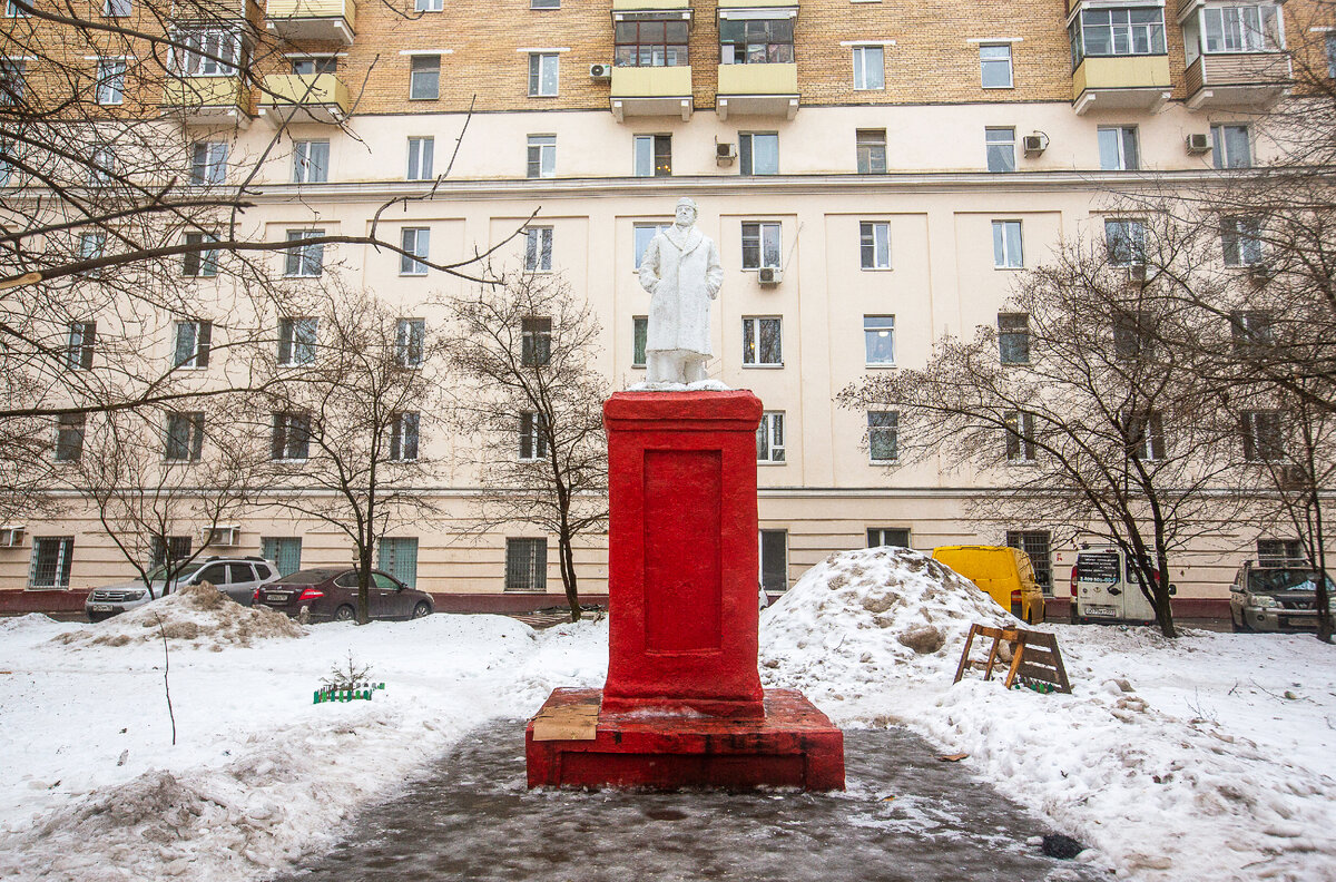 Редкий памятник Ленину, "Зимний Ильич" в шапке и ушанке. Москва. Фото автора статьи 