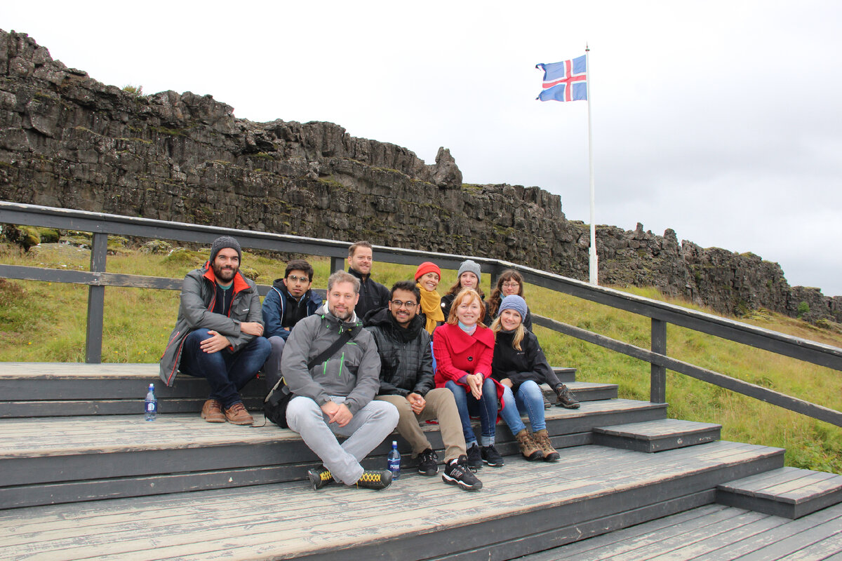 Группа архитекторов и дизайнеров под Исландским флагом (я в красном пальто)