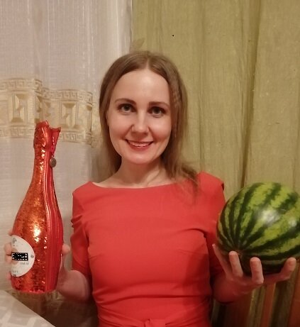 Фото из личного архива автора. То ли платье под бутылку, то ли бутылка под платье)))