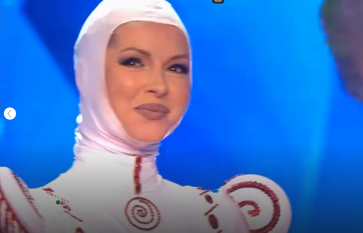 Нюша под маской Новогоднего Леденца.