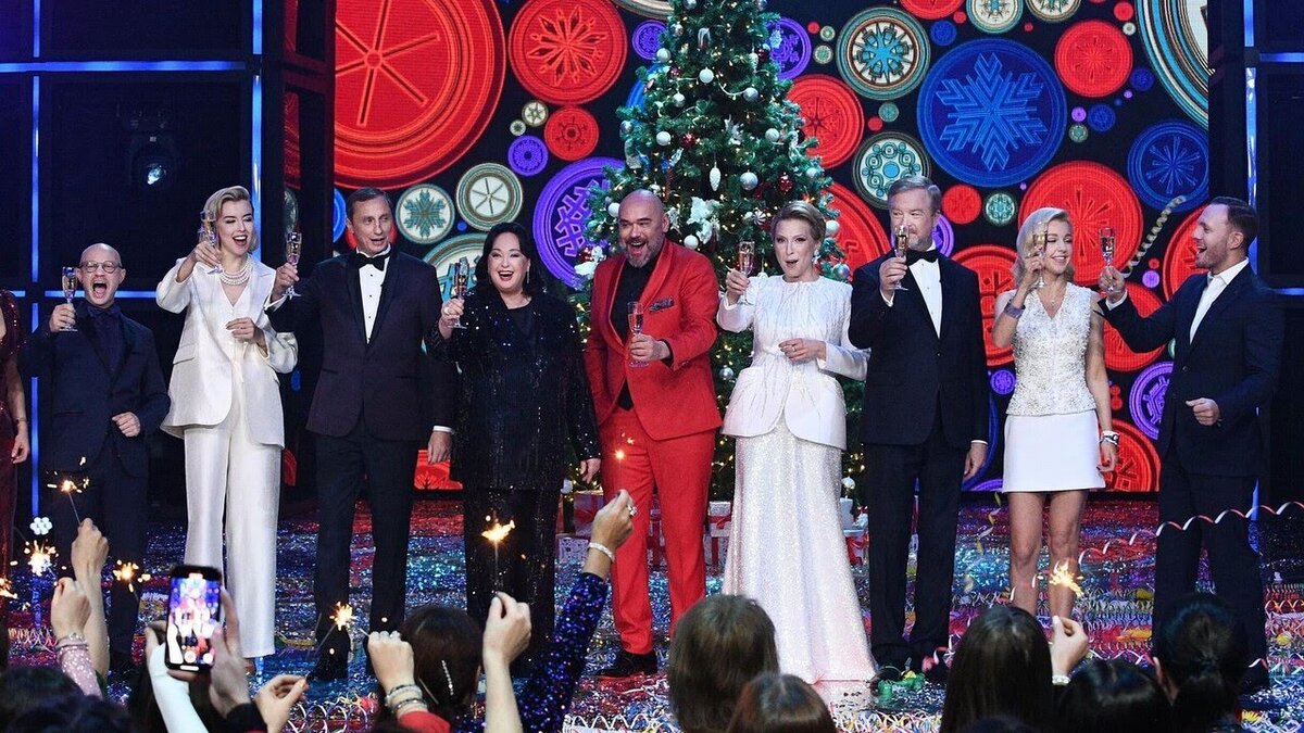 Новогоднее шоу на Первом "10 лет спустя". Ведущие