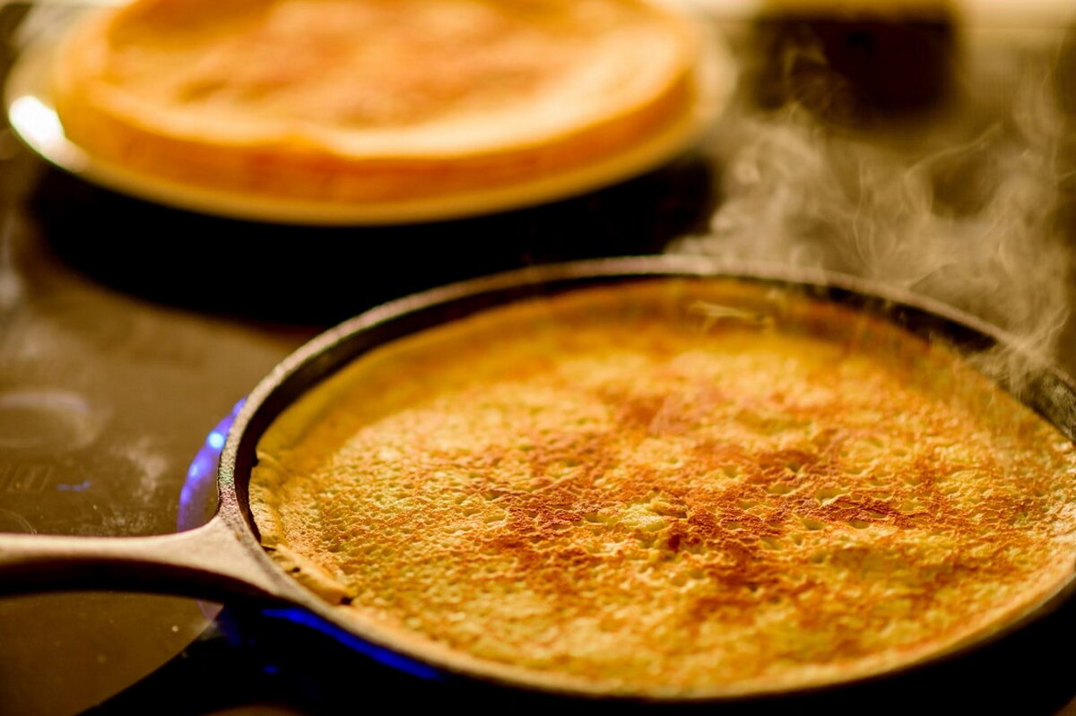    Блины пекут на Руси с 9-го векаФото: unsplash.com/@pmpietsch