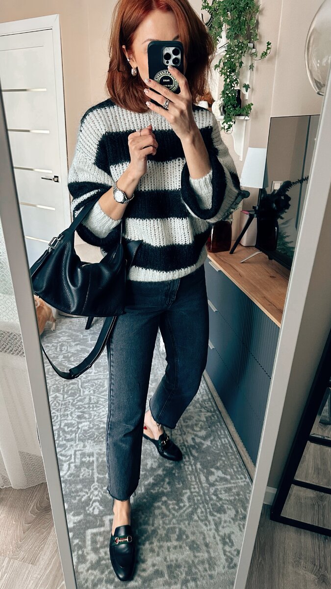 У меня в гардеробе два полосатых джемпера — один короткий на резинке, другой длинный. В зависимости от «низа» я выбираю тот или другой так, чтобы образ выглядел гармоничнее.