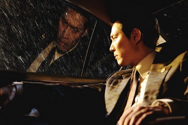 Держит в напряжении до последней минуты. Beneath us фильм 2019. Фильмы которые держат в напряжении до последней. Фильмы которые держат в напряжении с самого начала. Девушка в поезде фильм 2016 люк эванс и эмили блант.