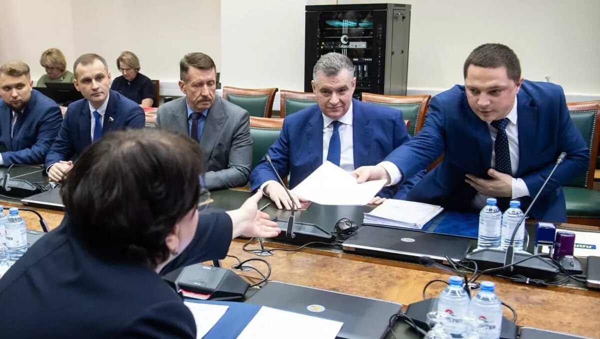     Глава ЛДПР Леонид Слуцкий подал в ЦИК документы на регистрацию кандидатом в президенты РФ. Он стал 33 участником президентской гонки. В отличие от действующего президента Владимира Путина, который вступил в гонку в качестве самовыдвиженца, Слуцкий идет на выборы от партии.