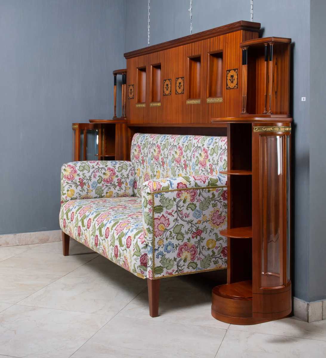 Диван с приставным порталом в переходном стиле модерн (арнуво) и ардеко. Красное дерево, латунь, маркетри. Европа 1910-1920 гг. Из коллекции галереи “Однажды”.