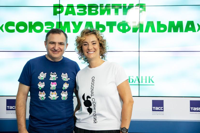 Лев Хасис от Сбера и Юлиана Слащёва от ООО "Союзмультфильм" - полное единение. Из открытых источников.