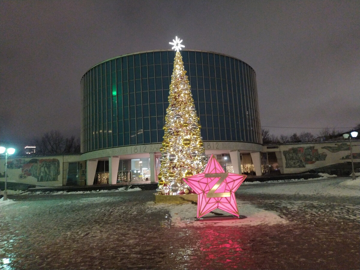 Символ СВО установили к Новому Году 2024 у здания Бородинской панорамы