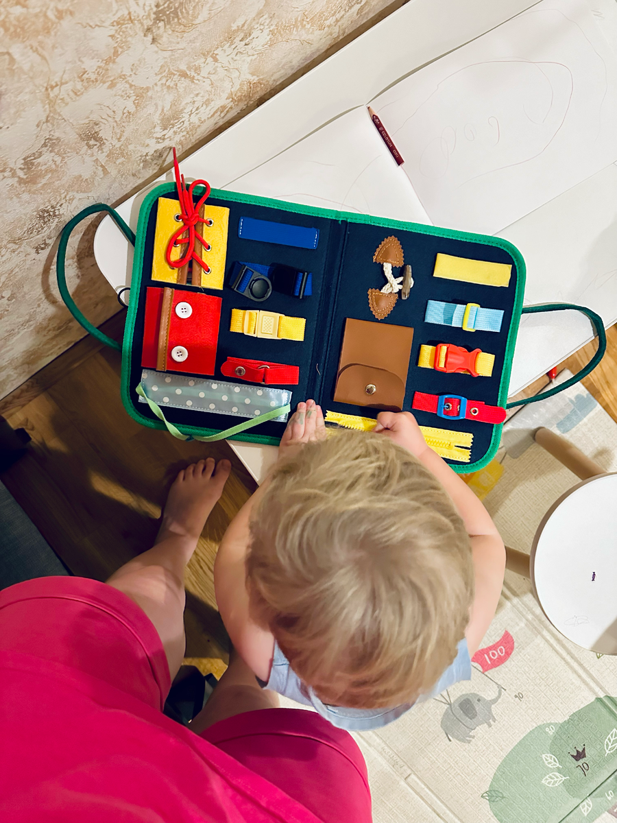 Периодически играет даже спустя неделю: расстёгивает и застёгивает всё.