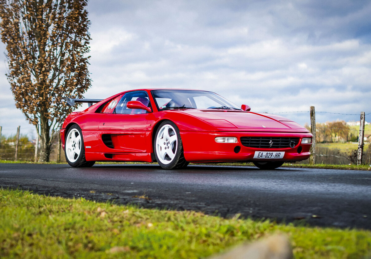    ### Ferrari F355 Challenge F355 — один из самых красивых суперкаров из Маранелло за последние десятилетия, интересный ещё и тем, что лег в основу спецверсии для фирменного монокубка. В общей сложности построено 108 штук. Трековый боекомплект зависит от года выпуска. Самые навороченные «Челлендж» сделаны под конец, в 1998-м.   
Ferrari