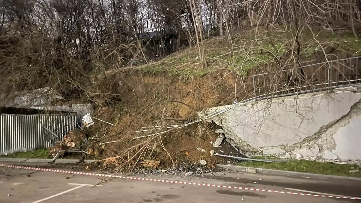     Подпорная стена от земляного оползня возле жилого комплекса «Державинский» в Ростове обрушилась за несколько часов до наступления Нового года, сообщил RostovGazeta местный житель Сергей Кабаненко.