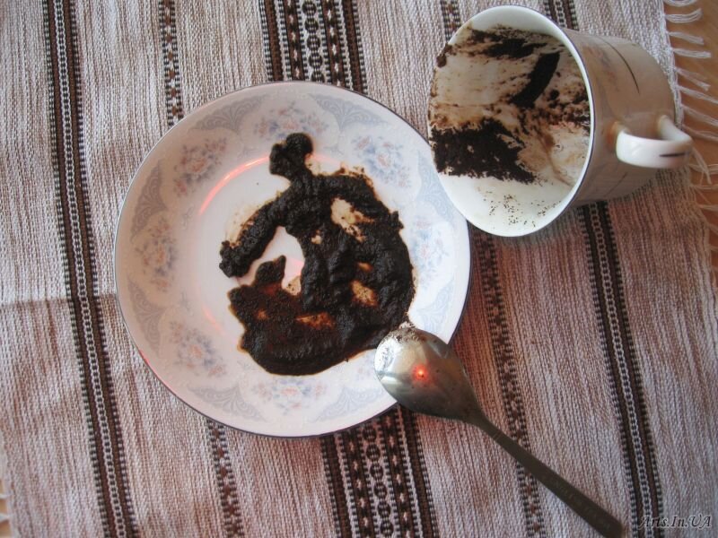 Как гадать на кофейной гуще. Кофейная гуща на оранжевом фоне. Гадать на кофейной гуще онлайн бесплатно. Чашка с кофейной гущей. Гадания на кофейной гуще.