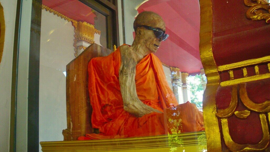 https://v-thailand.com/wp-content/uploads/2015/07/Wat-Khunaram-na-Samui.jpg