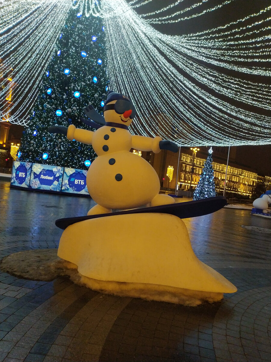 Снеговики на Лубянской площади, установленные к Новому Году 2024