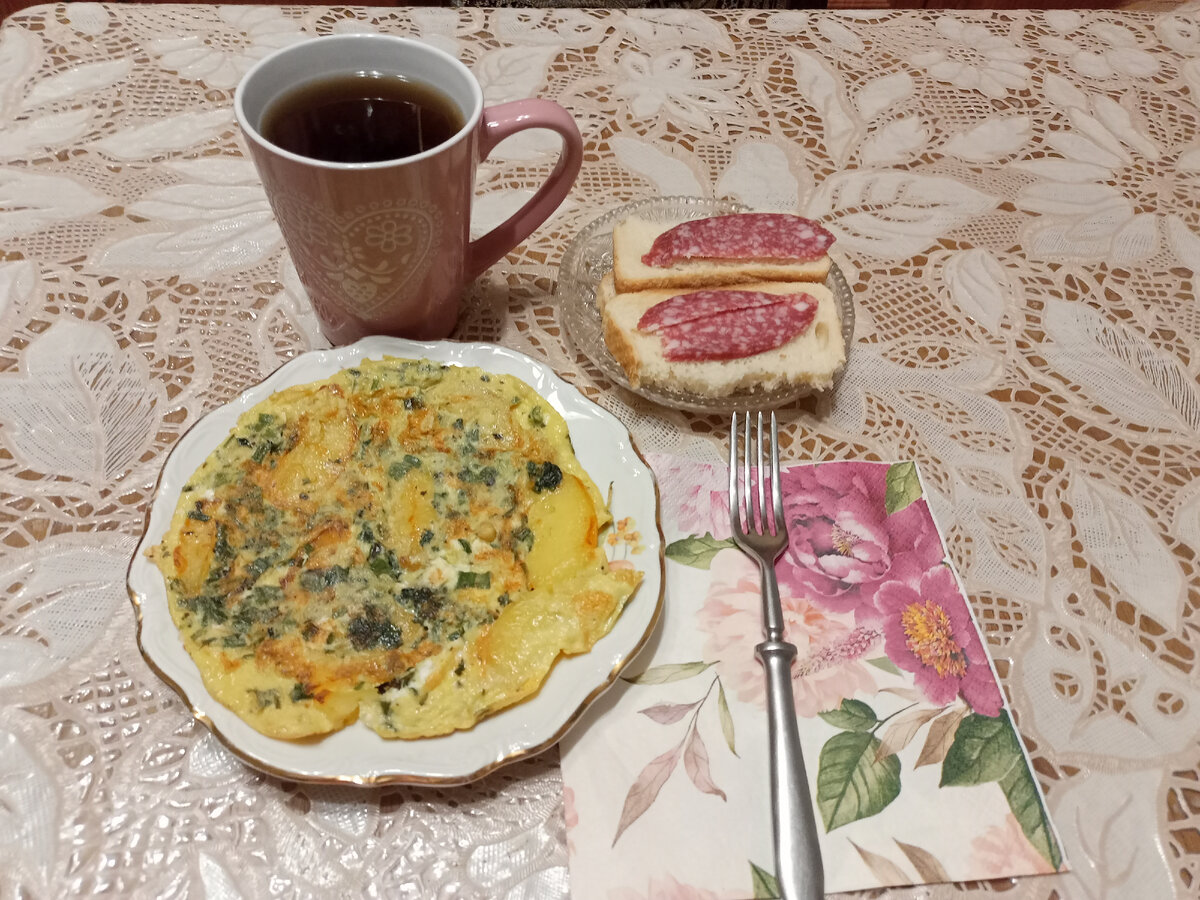 Омлет с картошкой и бутерброды.