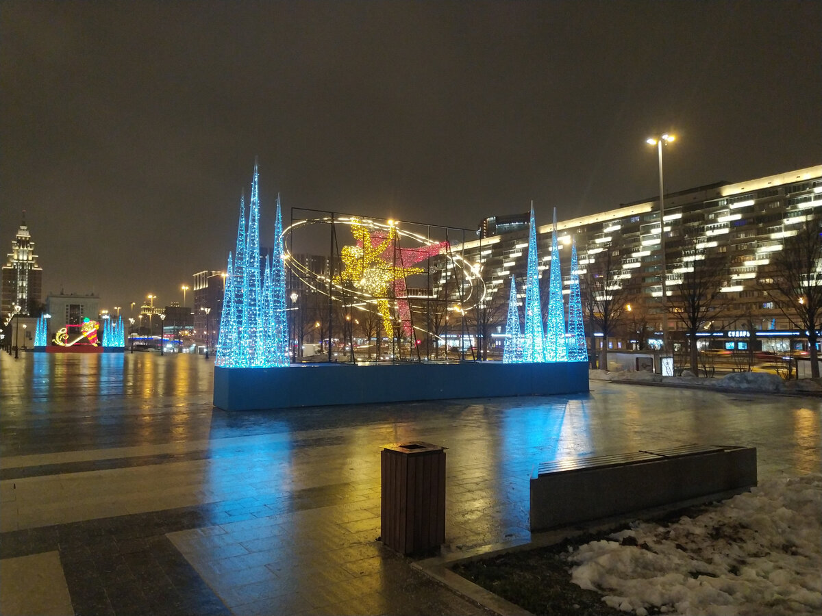 Как украсили к Новому Году 2024 территорию у метро и стадиона "Динамо"