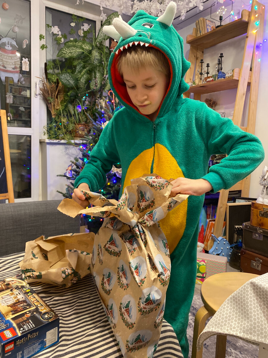 Фото автора. Посмотрим, что тут (Петя открывает сюрприз от брата) 