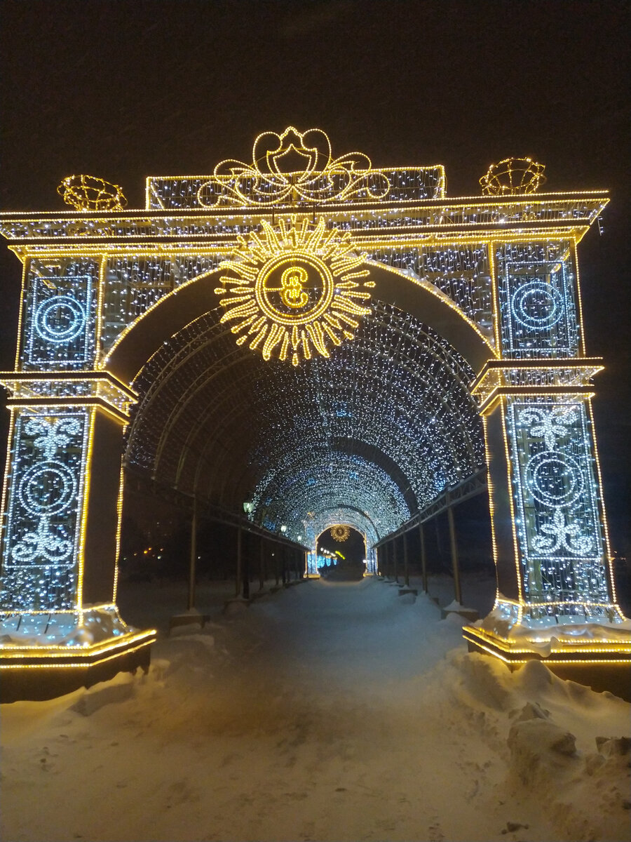 Световой туннель в Царицыно к Новому Году 2024