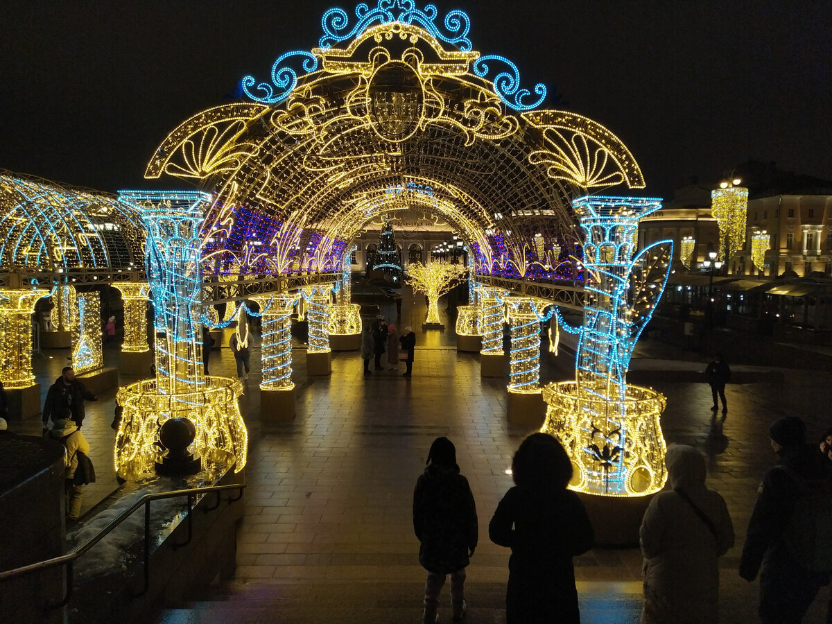 Световые туннели на Манежной площади установлены к Новому Году 2024