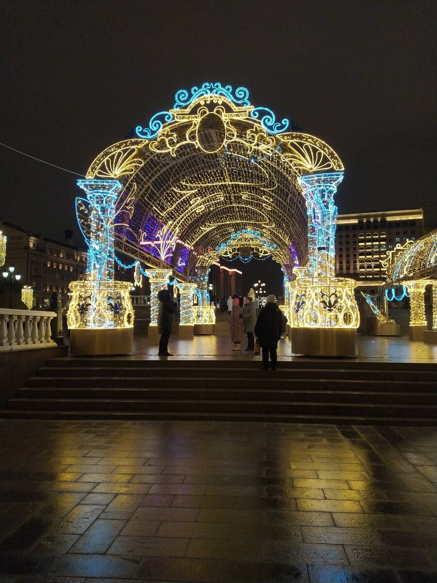 Световые туннели на Манежной площади установлены к Новому Году 2024