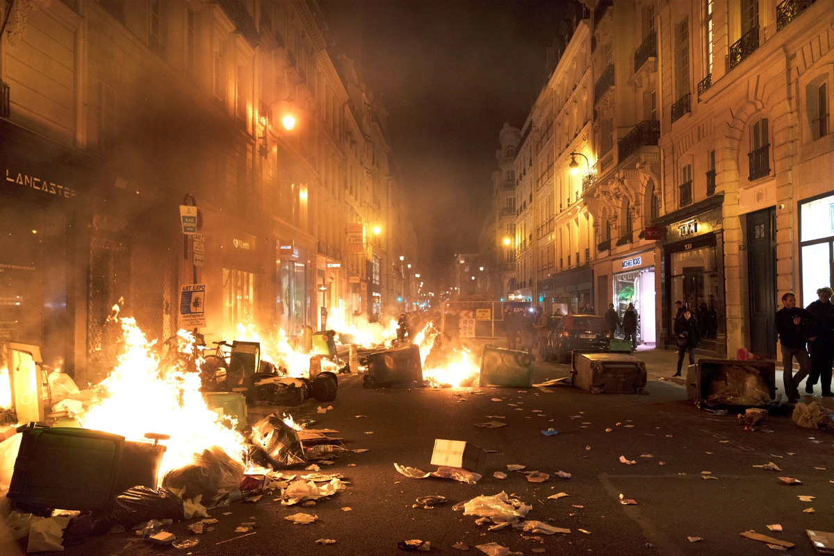 Что случилось в париже 2024 год башня. Улицы в огне.