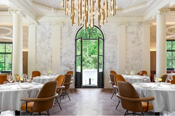 Новый год в ресторане афиша. Кафе с программой новогодний корпоратив. Ava patriki ресторан интерьер. Цыцыла ресторан. Рестораны с программой в москве.