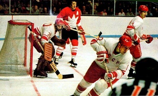 Вратарь сборной СССР Владислав Третьяк в матче суперсерии-1972. Источник: twimg.com